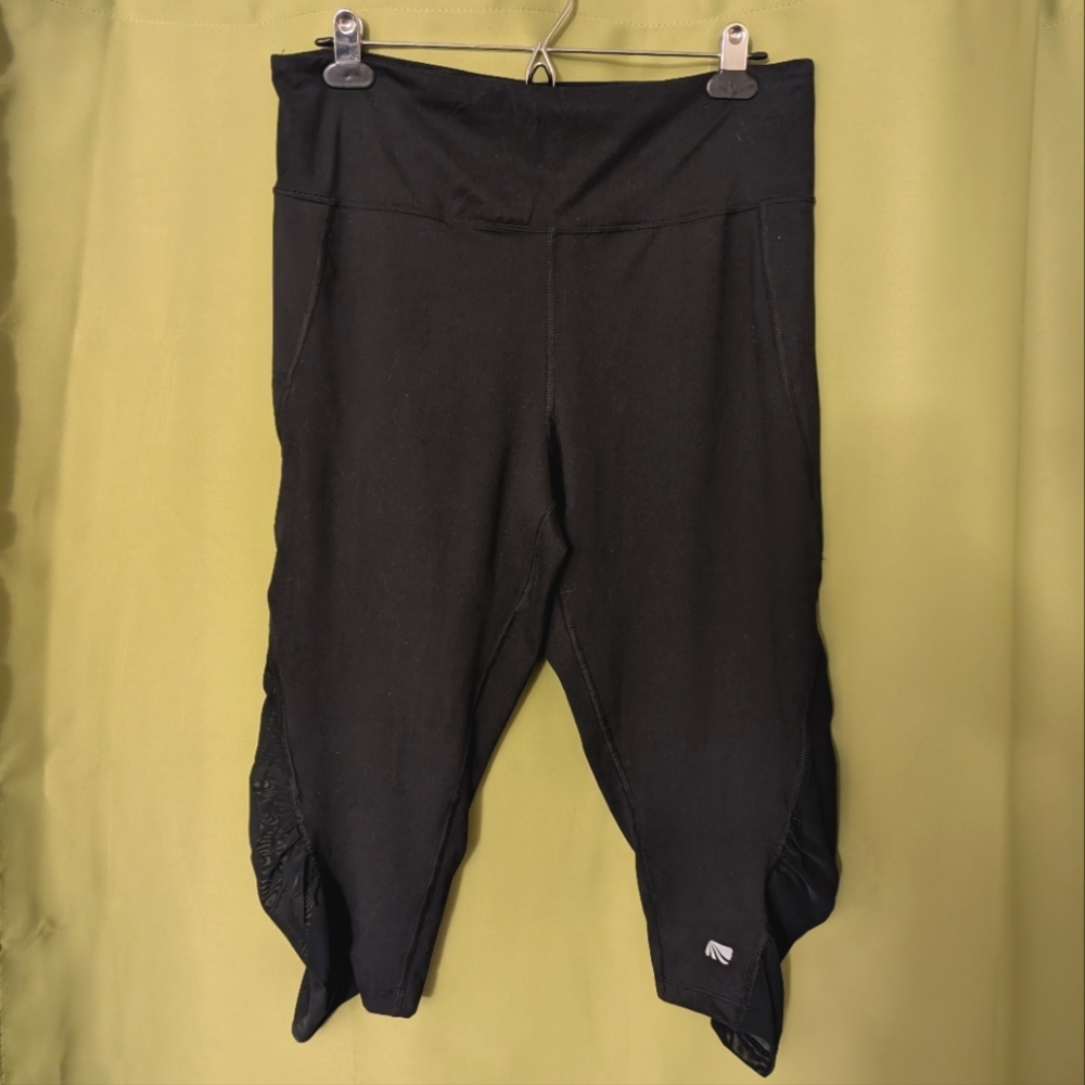 Marika Cropped Capri Leggings with Mesh Runching